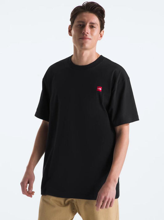 Image of a model wearing Shorts. Productname: The North Face Short-Sleeve Heavyweight Relaxed Tee in Tnf Black/Summits colour by brand - The North Face