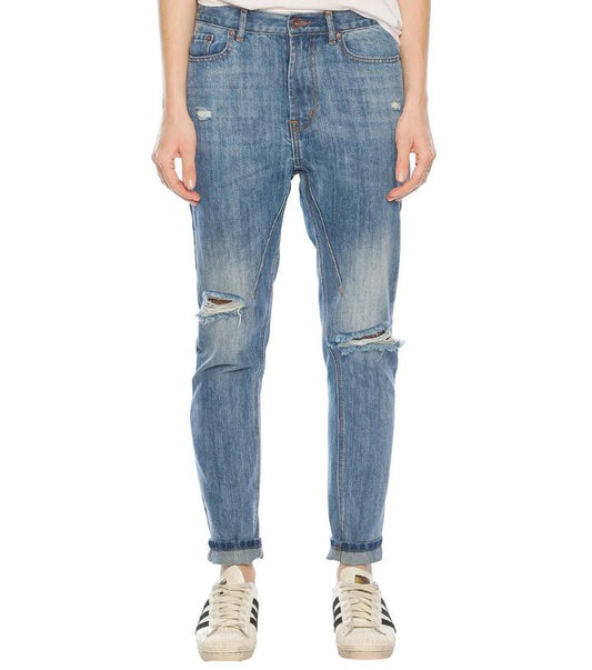Image of a model wearing Denim. Productname: Women Cropped Jean in Denim colour by brand - Dangerfield