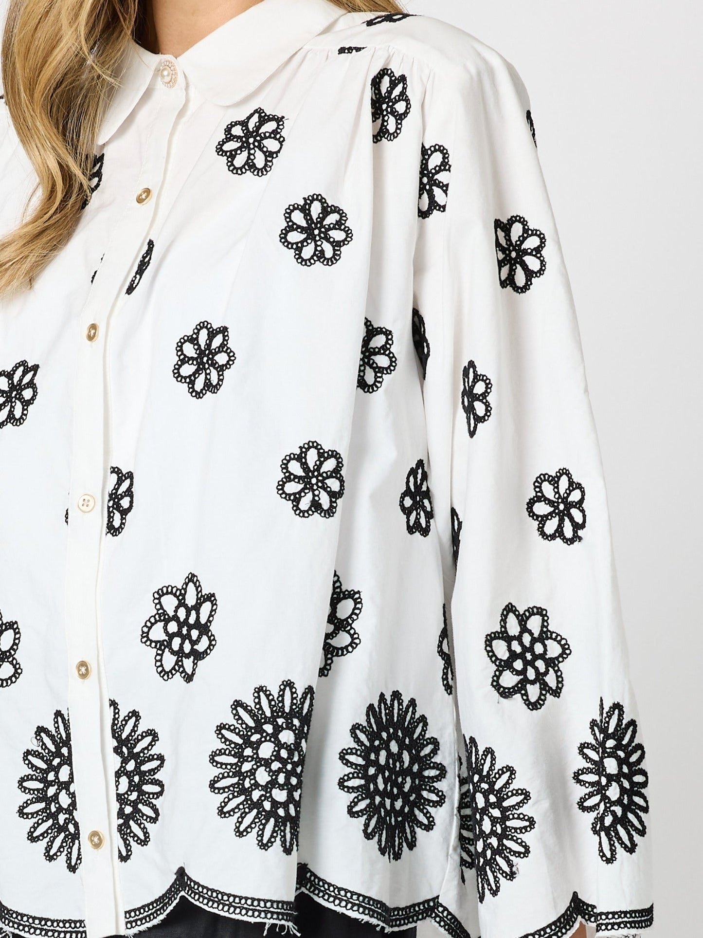 Hammock & Vine Paloma Embroidered Scalloped Shirt (White/Black)