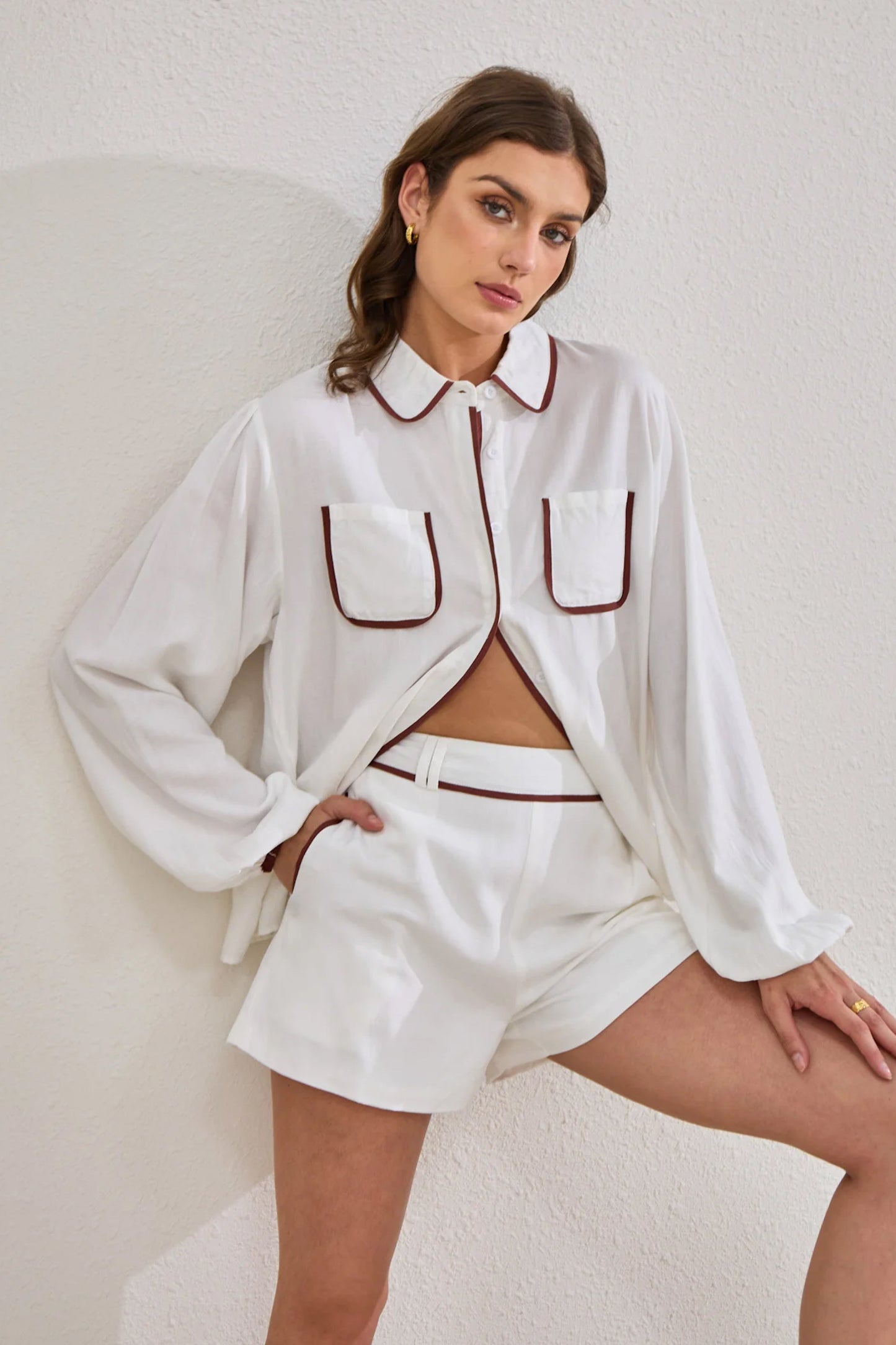 Image of a model wearing Pants. Productname: Heychic Nina Contrast Detail Shorts in White colour by brand - Heychic