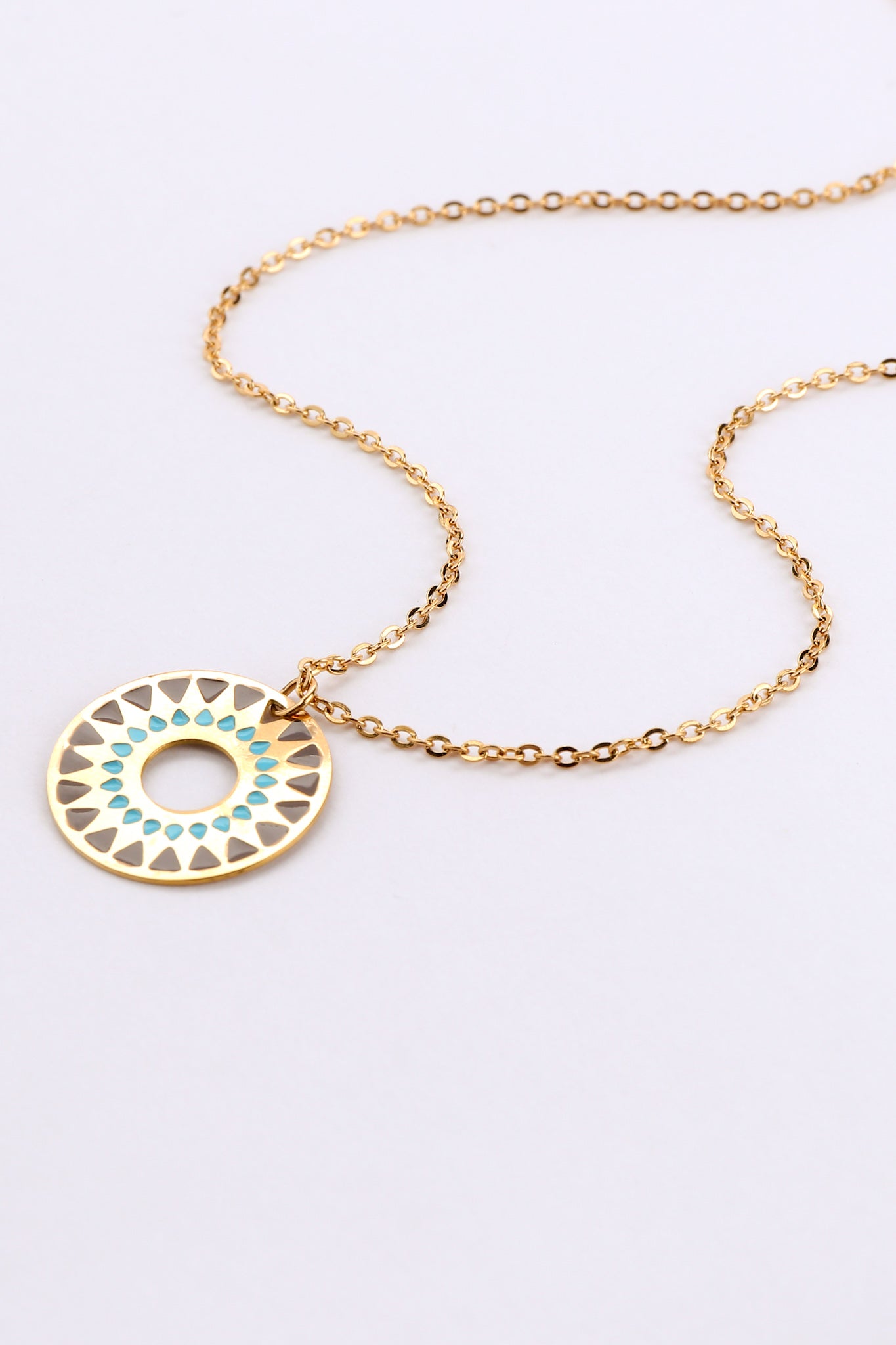 Heychic Kiyana Circle Medallion Pendant Necklace (Gold)