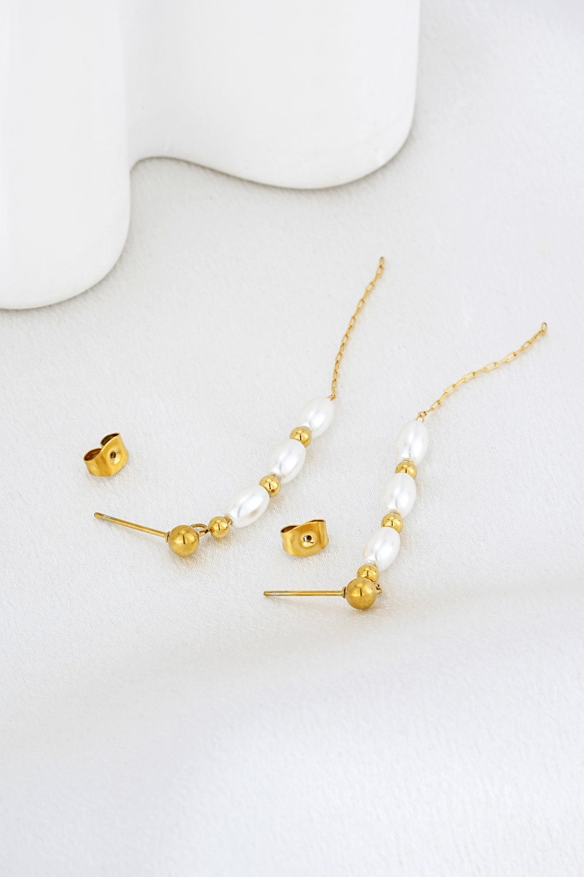 HEYCHIC Naia Pearl Earrings (Gold)