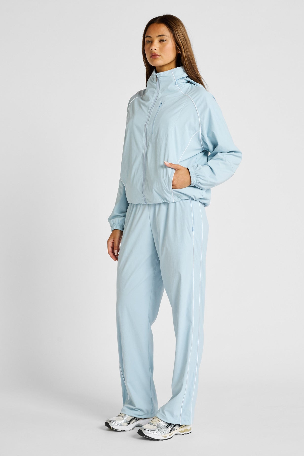 Spray Contrast Piping Windbreaker (White)