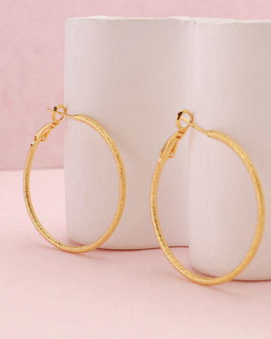 Heychic Lucia Gold Textured Hoop Earrings (Red)