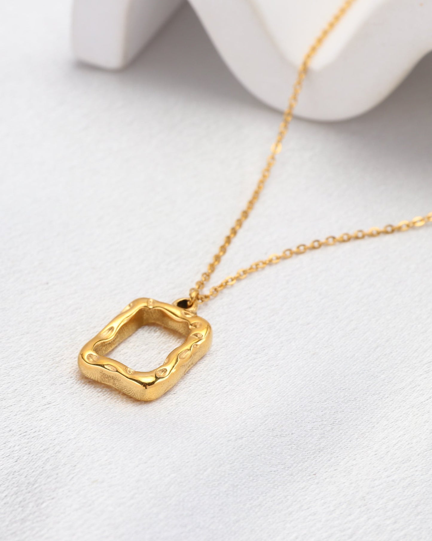 Heychic Ellinia Irregular Rectangle Pendant Necklace (Gold)