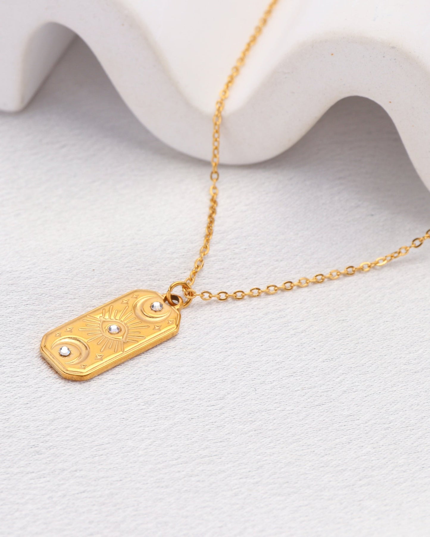 Heychic Selenia Mystic Pendant Necklace (Gold)