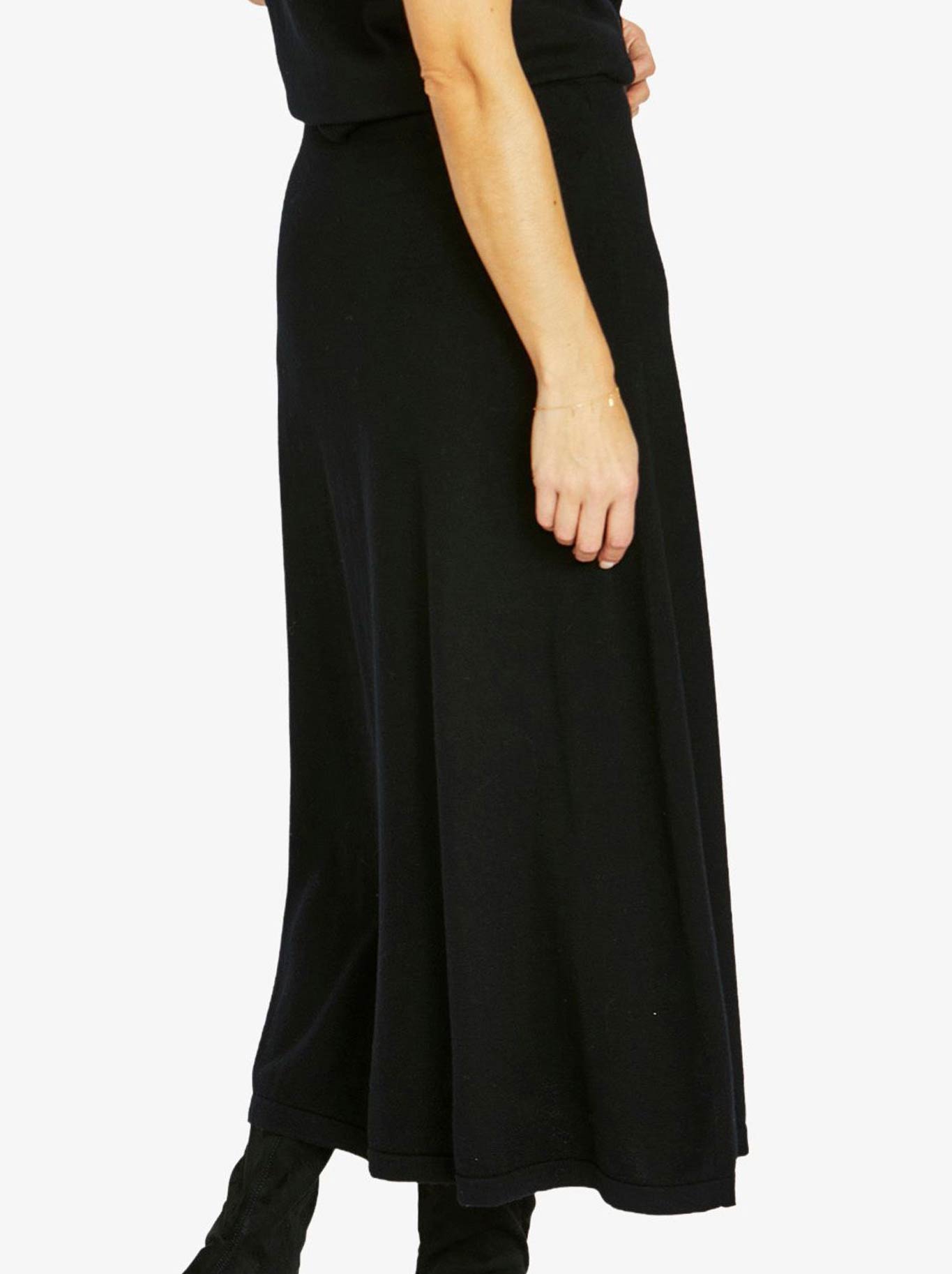 JUMP A LINE KNIT SKIRT (Black)