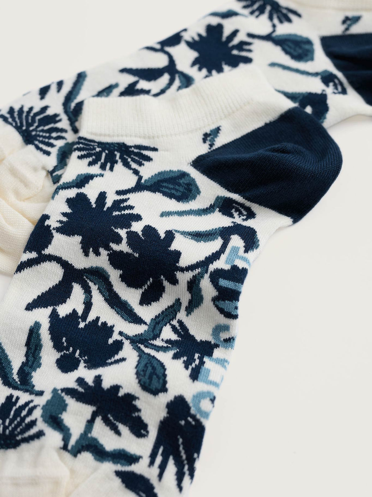 SEASALT BAMBOO ARTY TRAINER SOCKS (Inked Flowers Ocean)