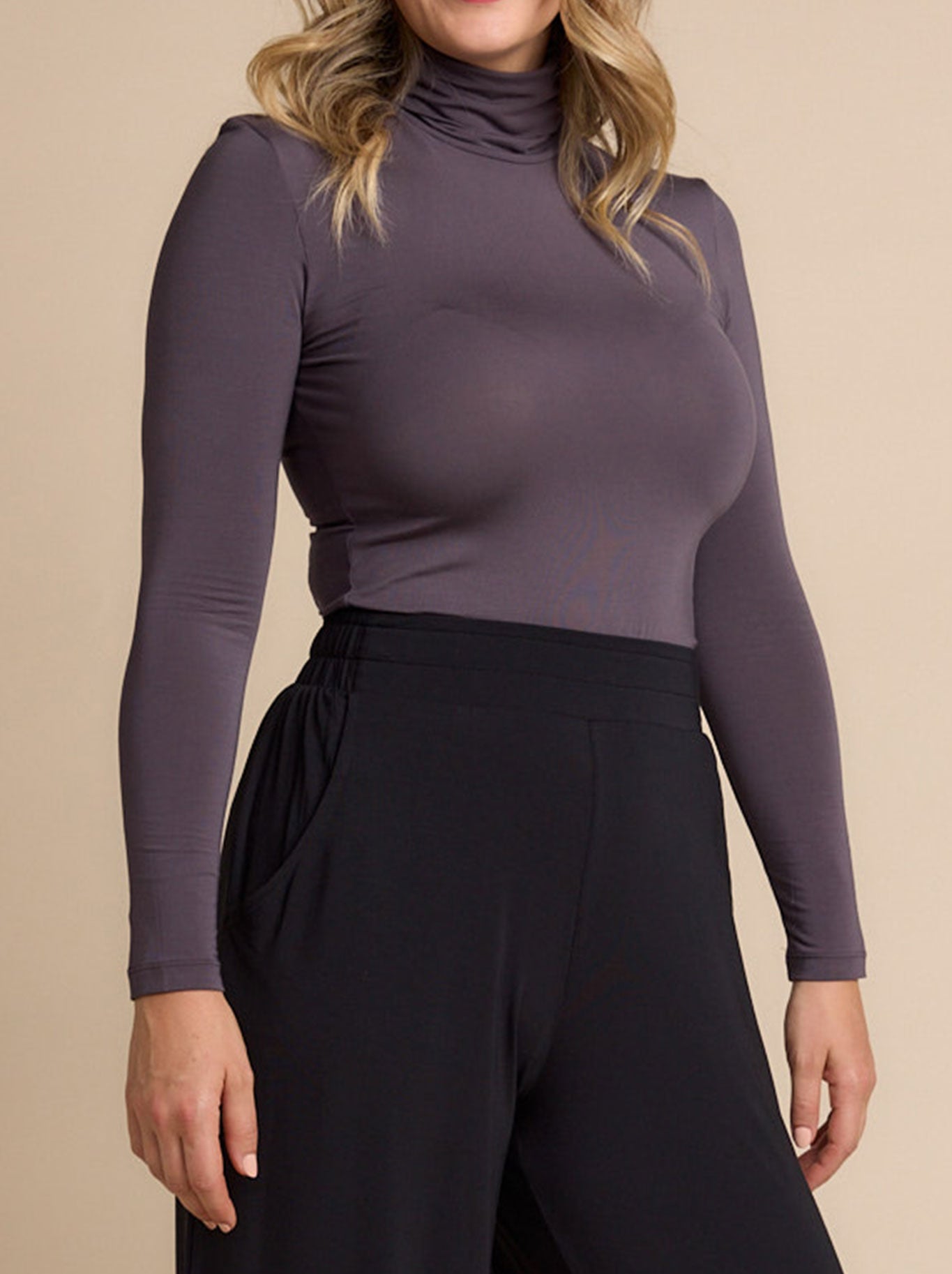 TANI TURTLE NECK (Black)