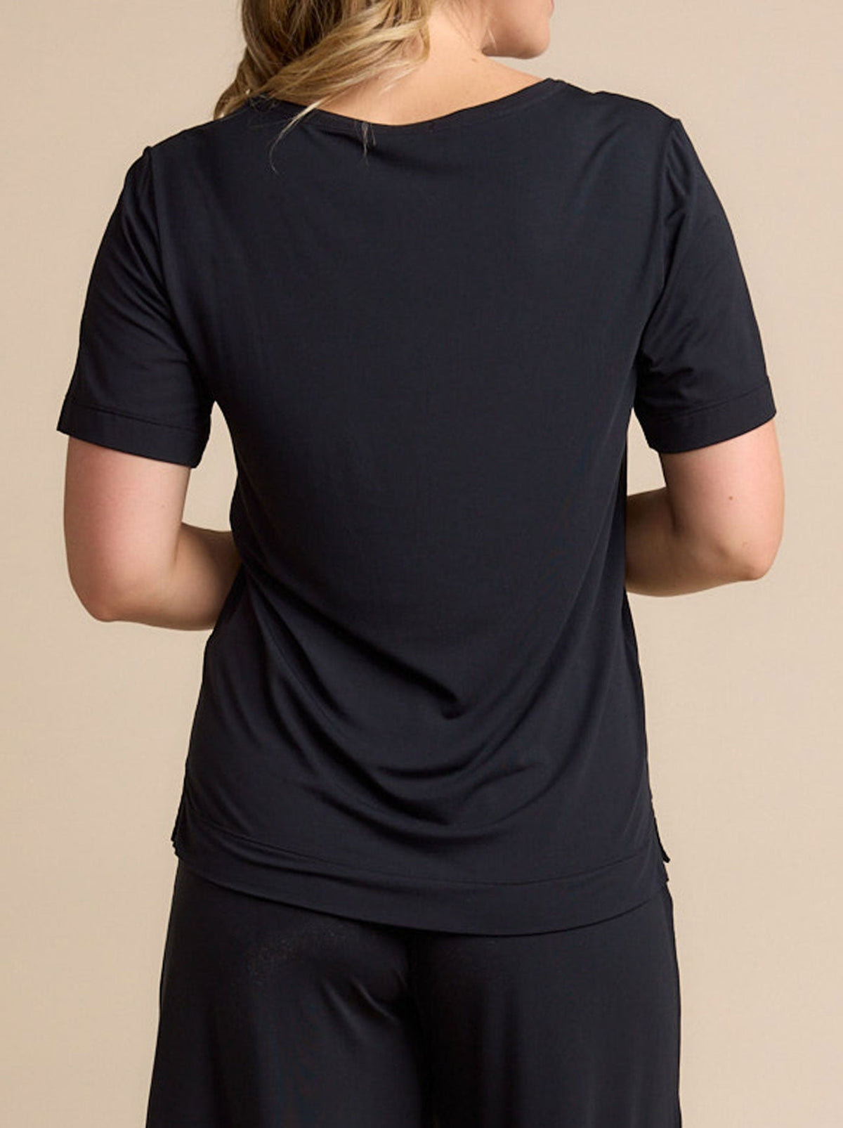TANI ELLA V NECK TEE (Black)