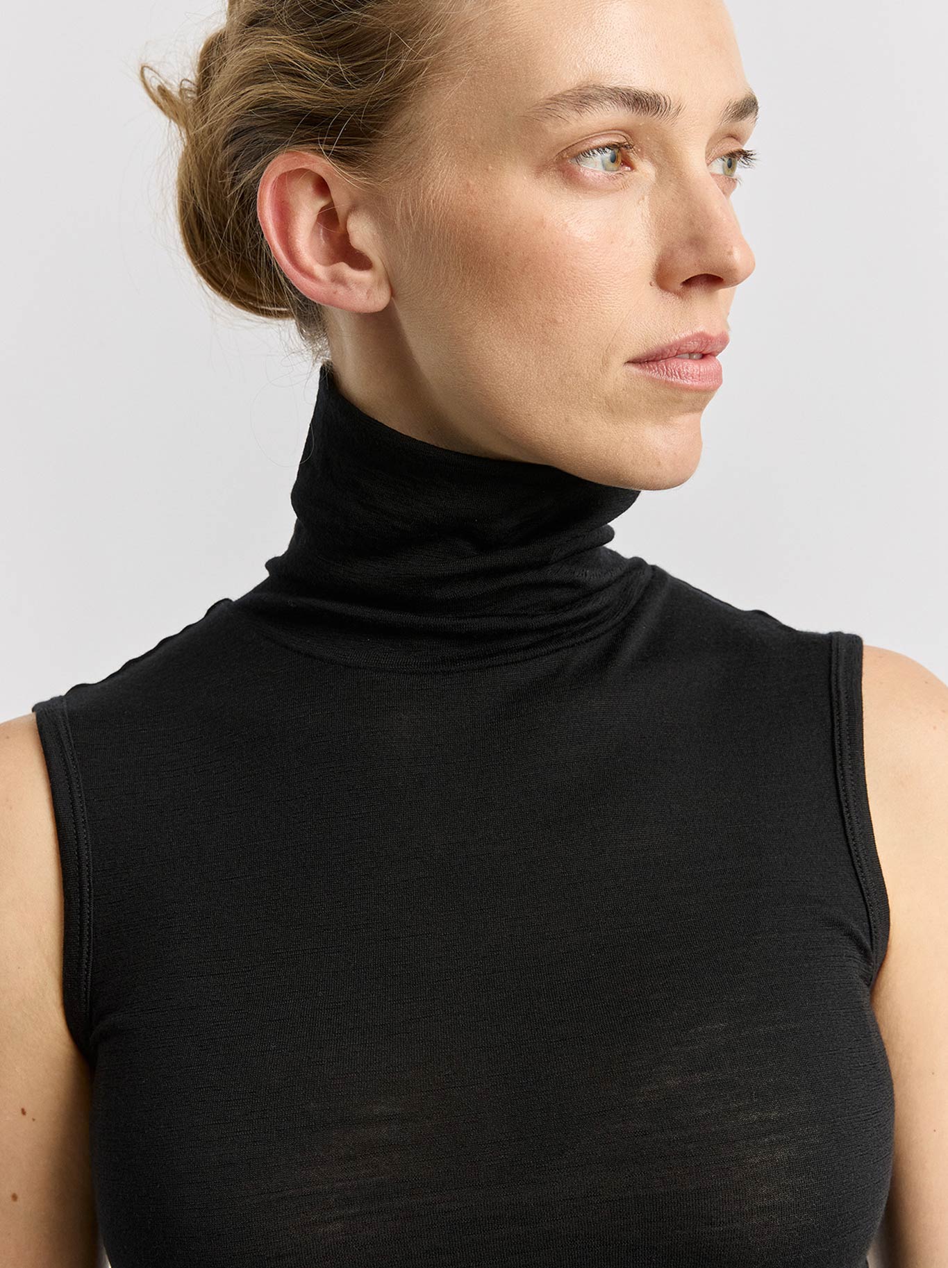 TOORALLIE SLEEVELESS ROLL NECK (Black)