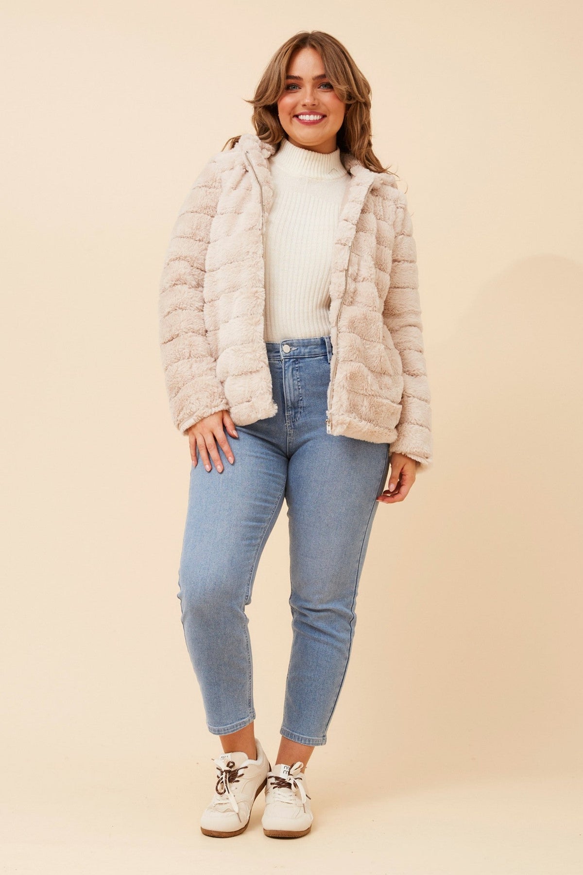 NOVAH FAUX FUR JACKET (Beige)
