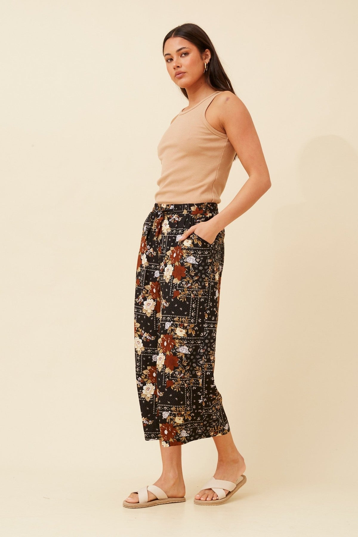 SUZE FLORAL CULOTTE PANTS (Multi Black)