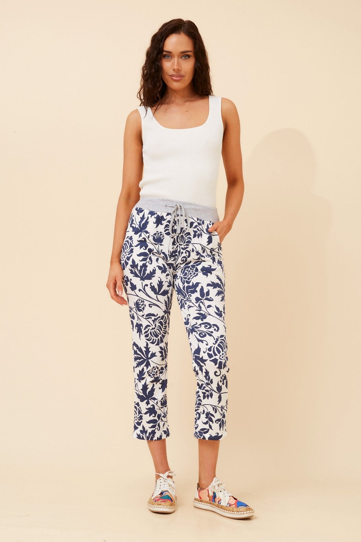 GINNA FLORAL JOGGER PANTS (Multi White)