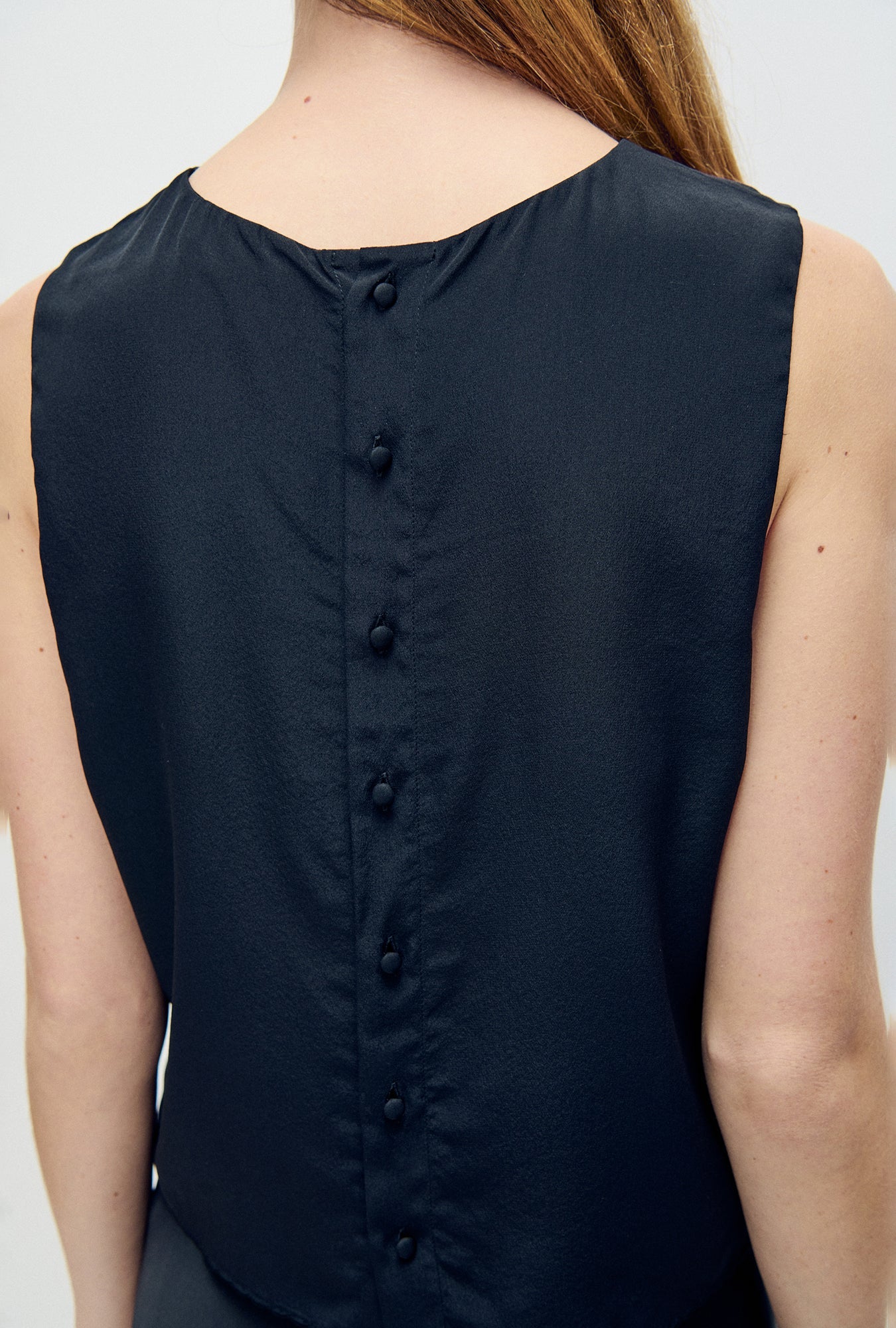 Silk Laundry Scallop Elena Sleeveless Top (Black)