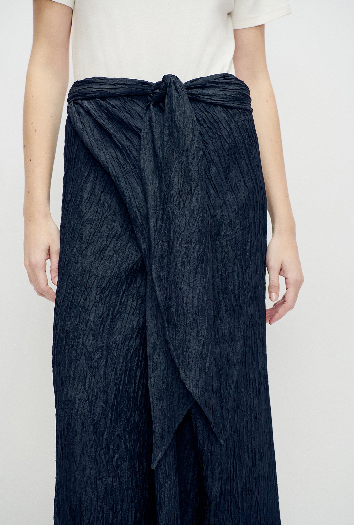 Silk Laundry Crinkle Twisted Wrap Skirt (Black)