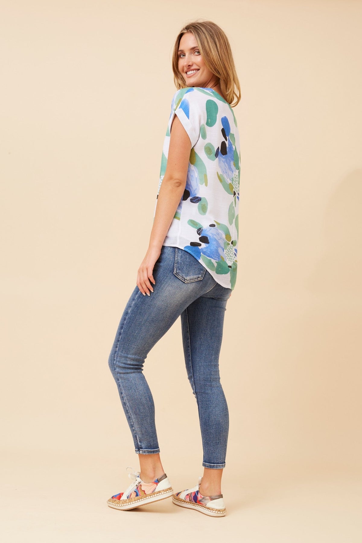 LOVELLA ABSTRACT PRINT TOP (Multi Green)