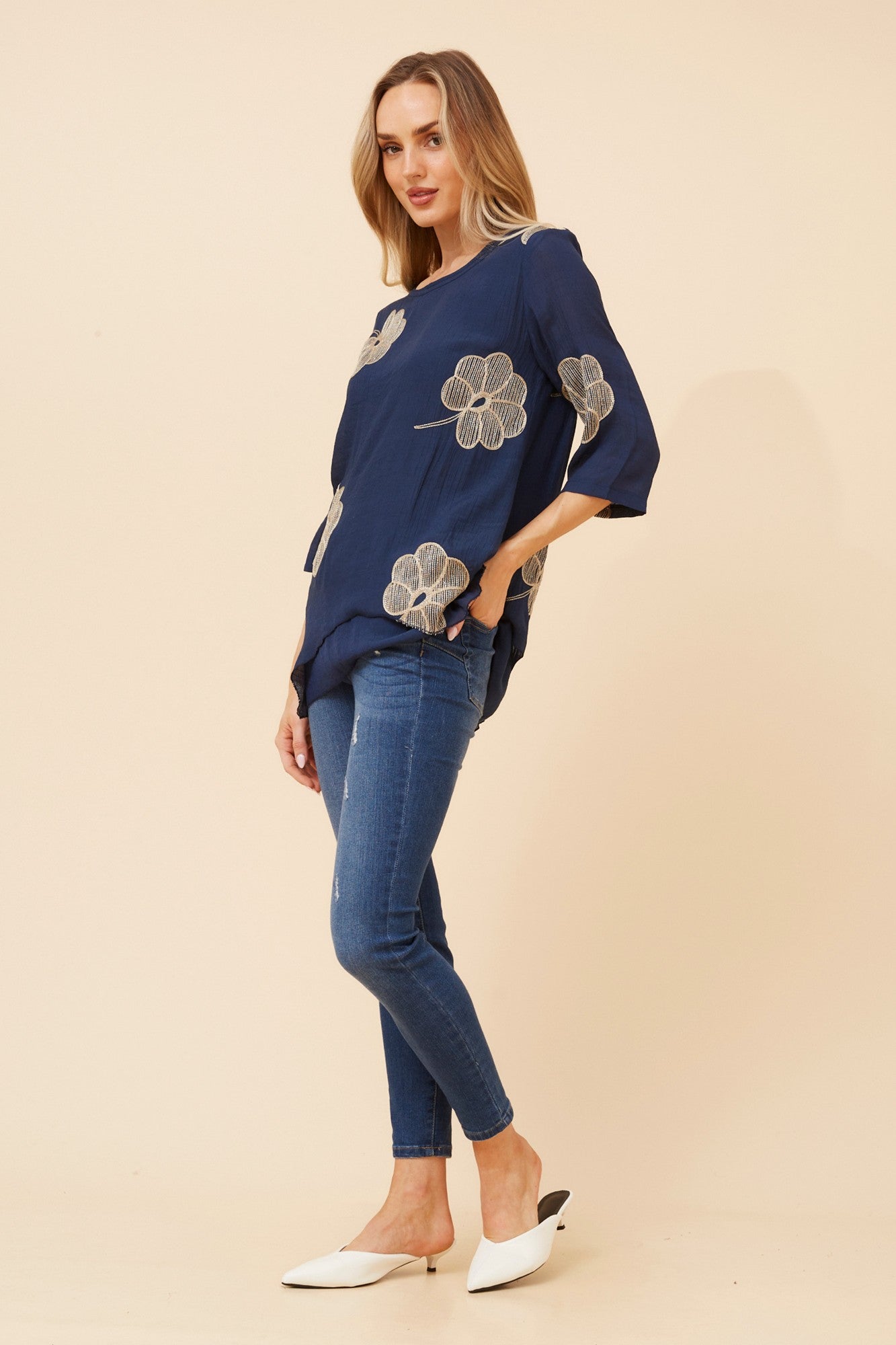 BENI FLORAL EMBROIDERED TOP (Navy)