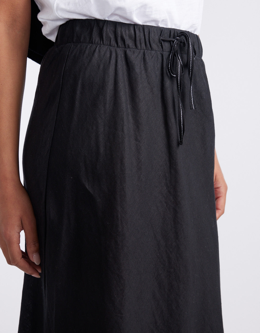 White & Co. Linen Slip Skirt (Black)