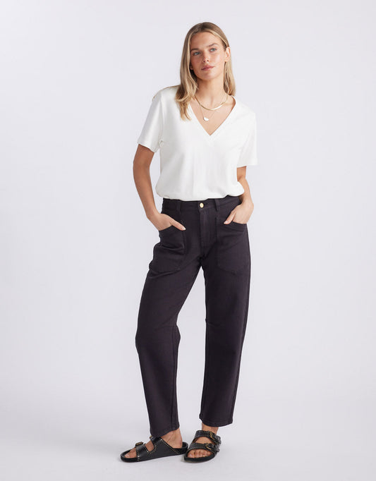 White & Co. Saskia Stretch Cargo Barrel Jean (Washed Black)