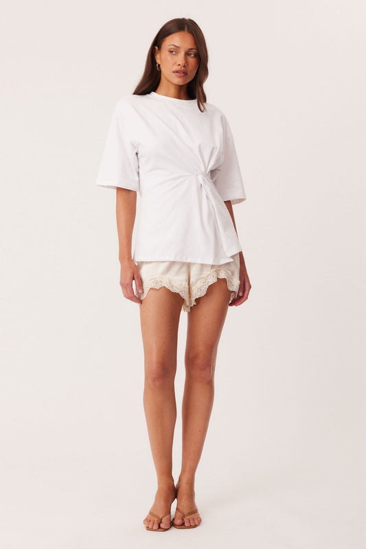 Image of a model wearing Shorts. Productname: SNDYS TAMMI LACE SHORTS in Creme colour by brand - SNDYS