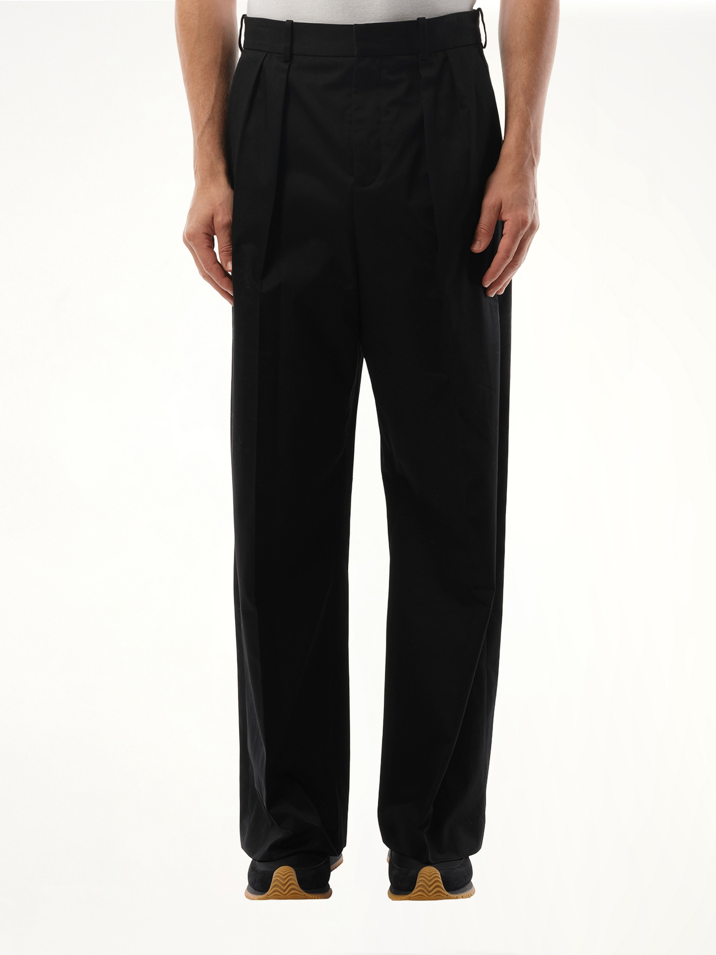 Image of a model wearing Pants. Product name - Pleated Trouser in Black colour by brand - LOEWE