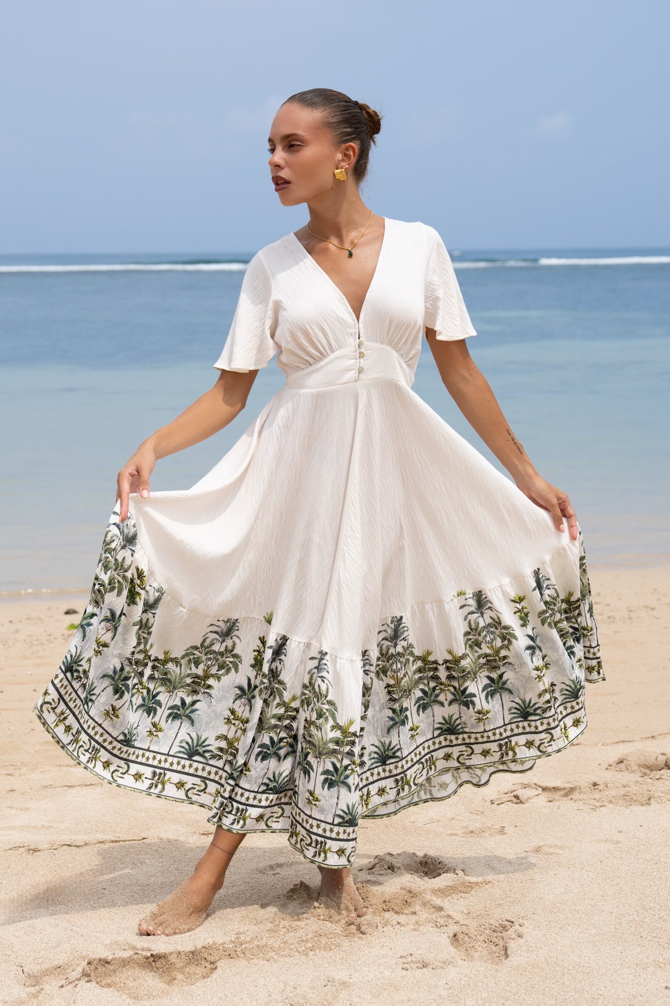 Image of Dresses. Productname: Heychic Sabina Tropical V-Neck Midi Dress in Green colour by brand - Heychic