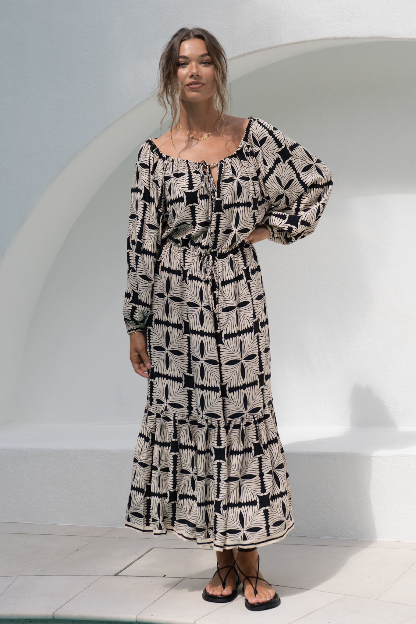 Heychic Soraya Black Abstract Long Sleeve Maxi Dress (Beige)