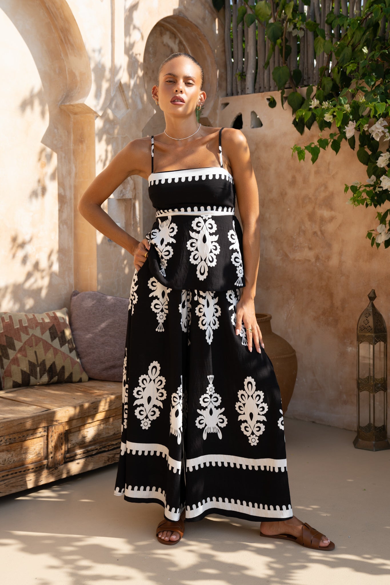 Heychic Luna Abstract Wide Leg Cropped Pants (Black)