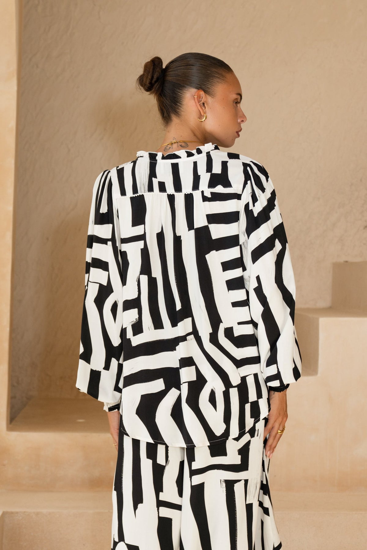 Heychic Kaede Geo Balloon Sleeve Blouse (Black)