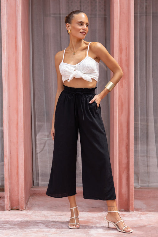 Image of a model wearing Pants. Productname: Heychic Alyss Cropped Pants in Black colour by brand - Heychic