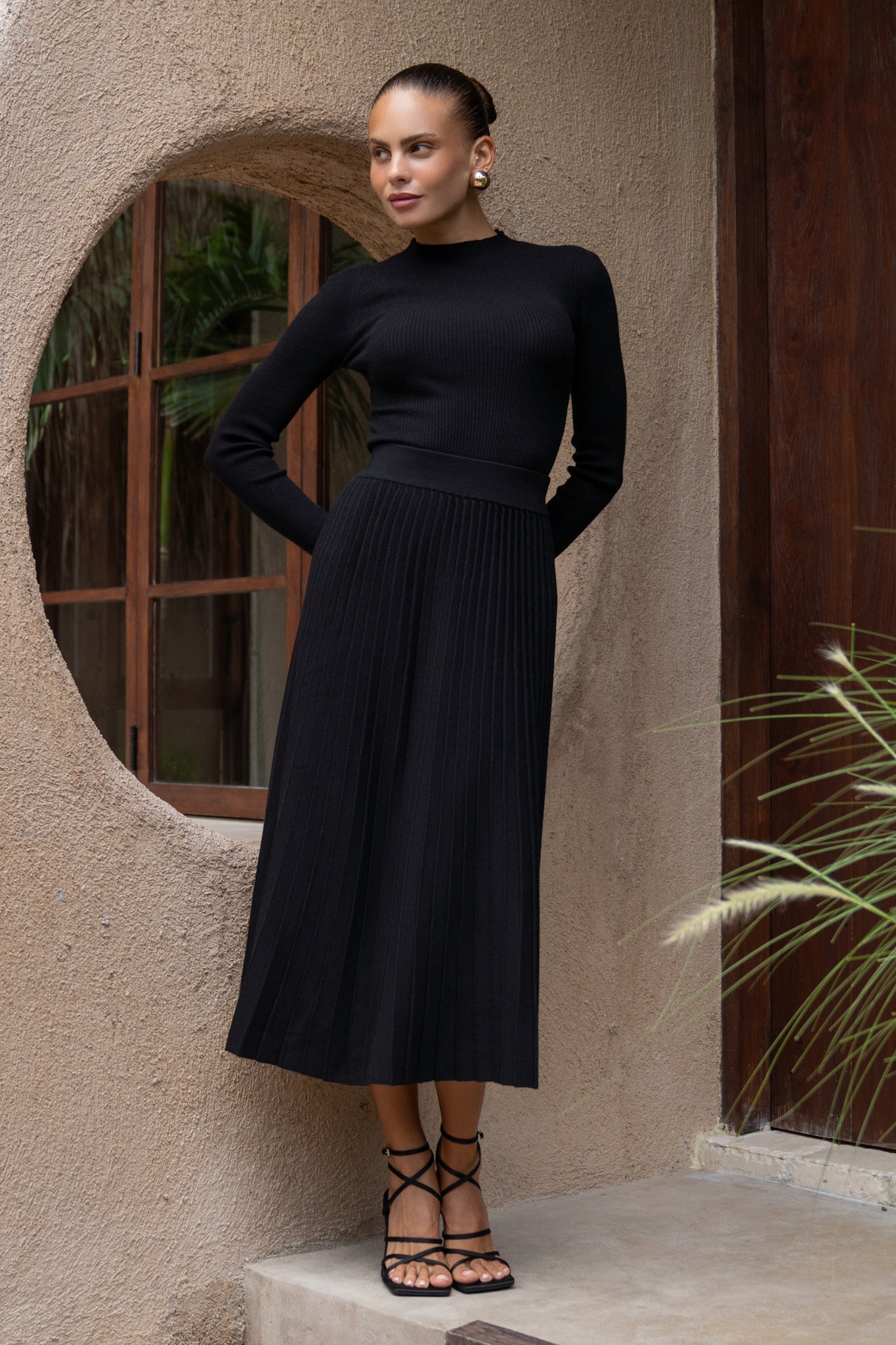Heychic Hana Pleated Knit Midi Skirt (Black)