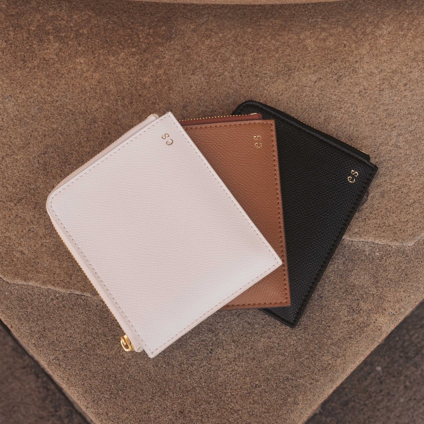 The Daily Edited Essentials Zip Wallet Rich Tan with Pure (White)