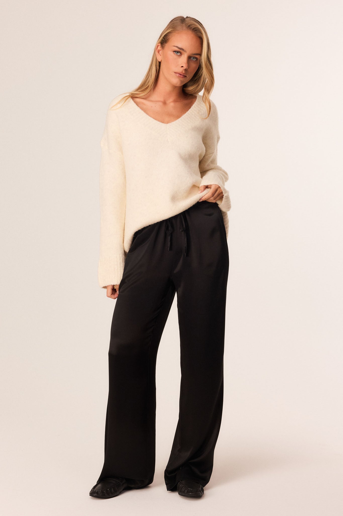 Image of a model wearing Pants. Productname: SNDYS DOVE PANTS in Black colour by brand - SNDYS