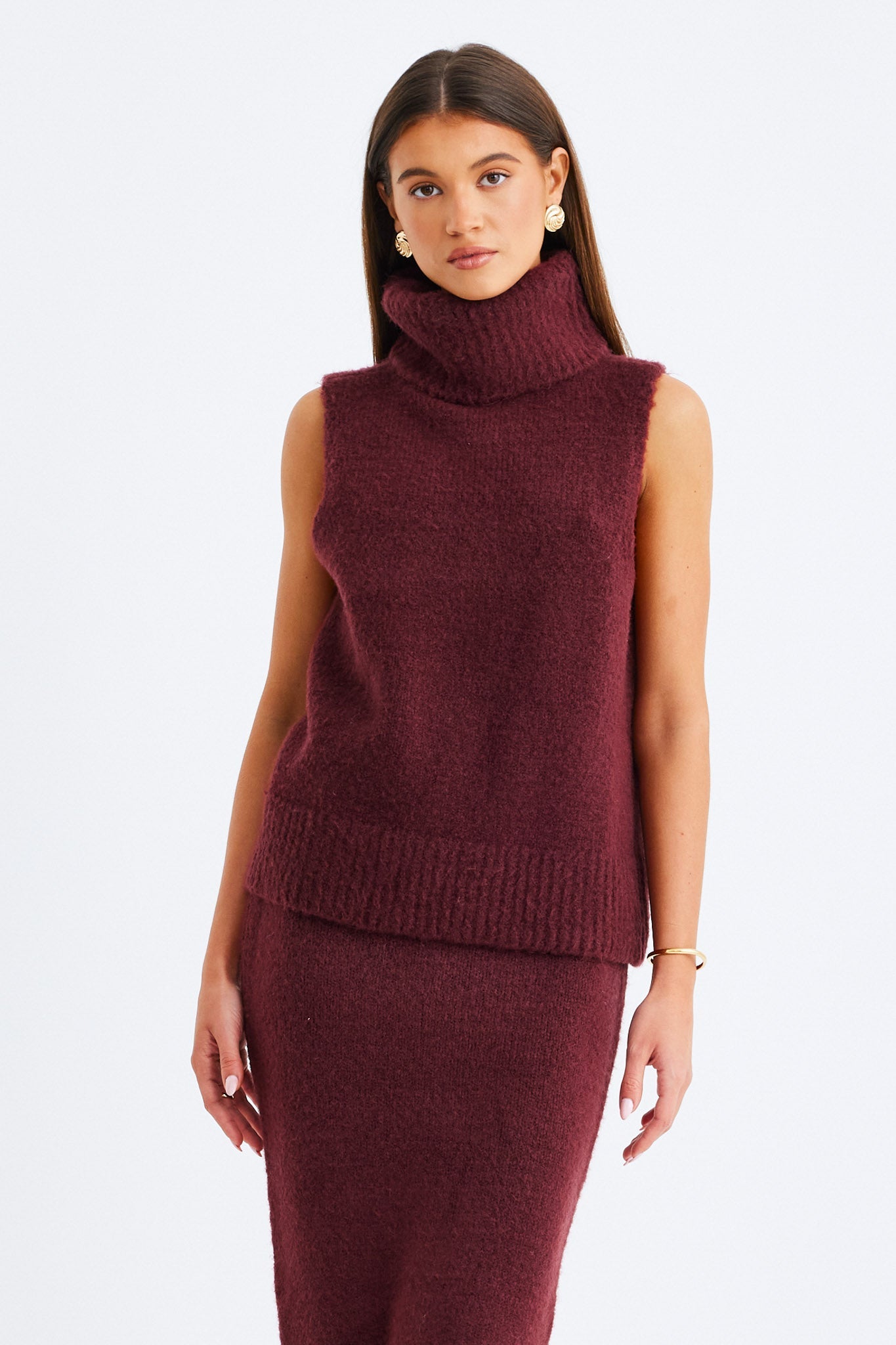 Image of a model wearing Tops. Productname: SNDYS WINNIE SLEEVELESS KNIT TOP in Cherry colour by brand - SNDYS