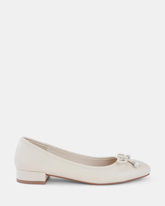 Image of Flats. Product name - Chioggia Women's Casual Flat Closed CREAM Novo Casual in Cream colour by brand - NOVO
