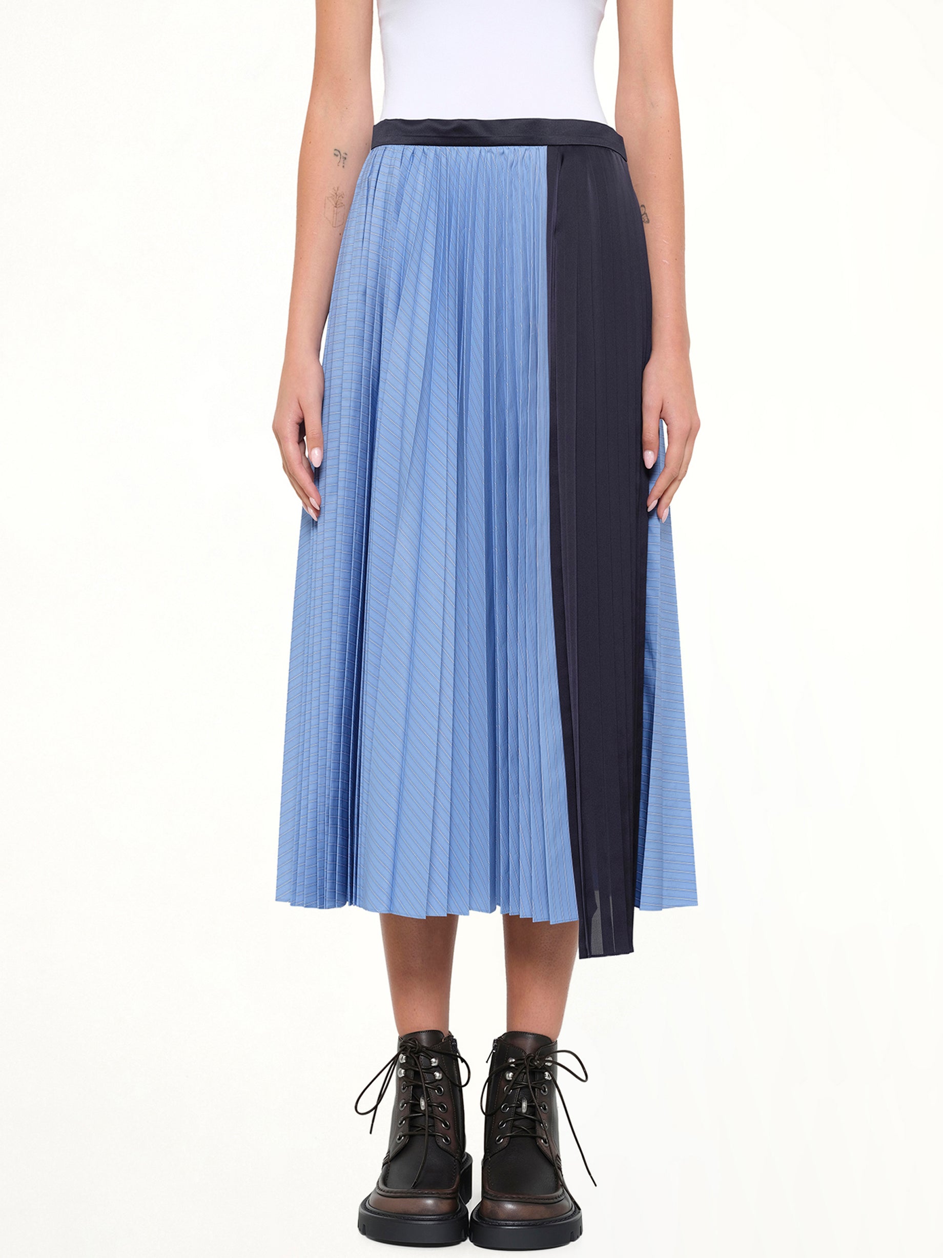Image of a model wearing Skirts. Product name - Poplin Pleat Skirt in Blue colour by brand - SACAI