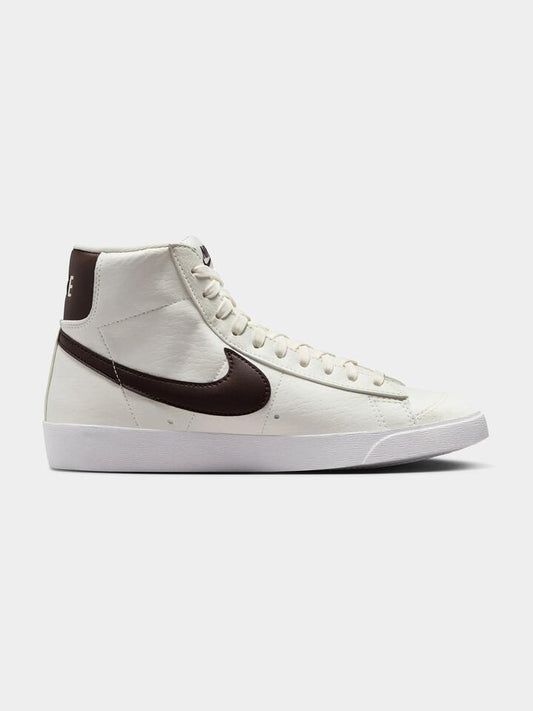 Image of a model wearing Outerwear. Productname: Nike Blazer Mid 77 Next Nature in Sail/Baroque Brown-White colour by brand - Nike