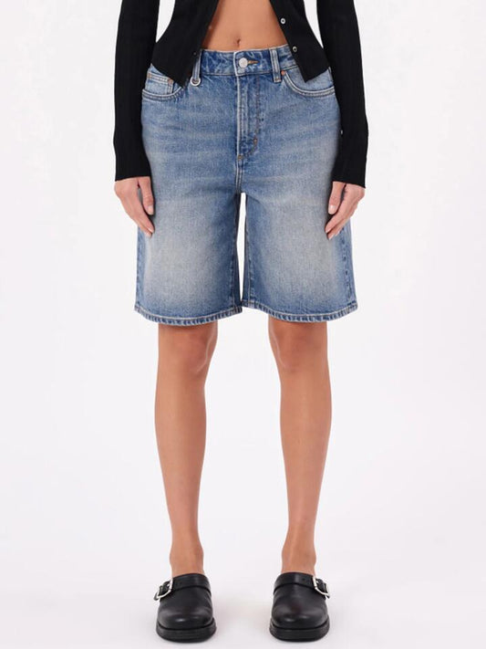 Image of a model wearing Shorts. Productname: Neuw Phoebe Short Vision in Mid Vintage Indigo colour by brand - Neuw