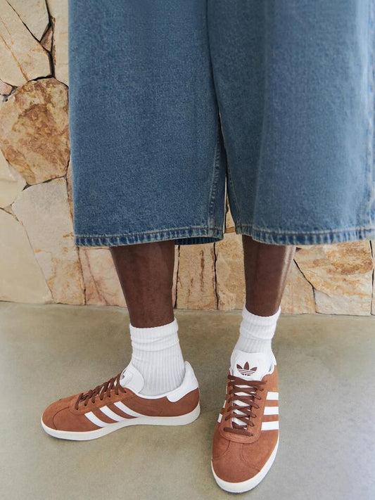 Image of a model wearing Shorts. Productname: Abrand A6 Big Baggy Short Felix in Mid Vintage Indigo colour by brand - Abrand