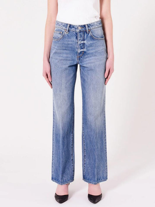 Image of a model wearing Denim. Productname: Neuw Coco Relaxed Margaux Vintage in LIGHT VINTAGE INDIGO colour by brand - Neuw