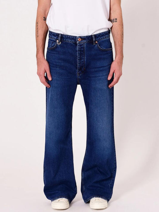 Image of a model wearing Denim. Productname: Neuw Kurt Baggy Trinity in Mid Indigo colour by brand - Neuw