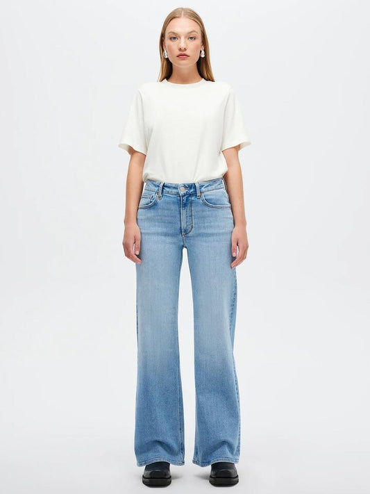 Image of a model wearing Denim. Productname: Neuw Eva Wide Mirage Jeans in LIGHT VINTAGE INDIGO colour by brand - Neuw