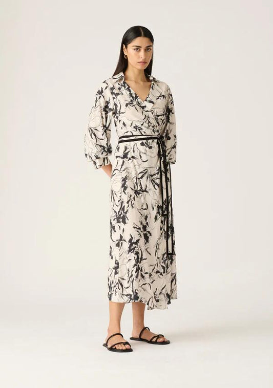 Image of a model wearing Dress. Productname: Lis Maxi Dress in Lis Print colour by brand - MOS The Label