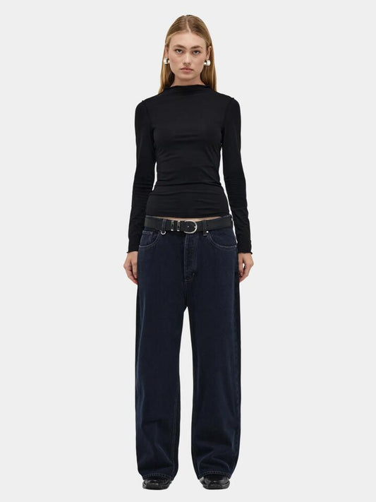 Image of a model wearing Denim. Productname: Neuw Yoko Baggy Send Off in MID VINTAGE INDIGO colour by brand - Neuw