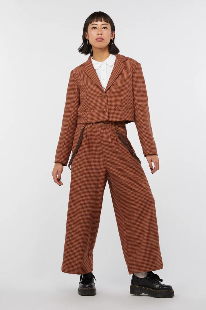 Image of a model wearing Outerwear. Productname: Dodo Houndstooth Blazer in Brown colour by brand - Dangerfield