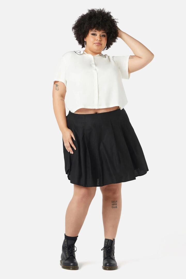 Image of a model wearing Skirts. Productname: Curve Basic Starlight Pleated Skirt in Black colour by brand - Dangerfield