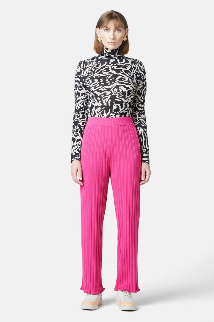 Image of a model wearing Pants. Productname: Pleat Knit Pant in Navy colour by brand - Gorman