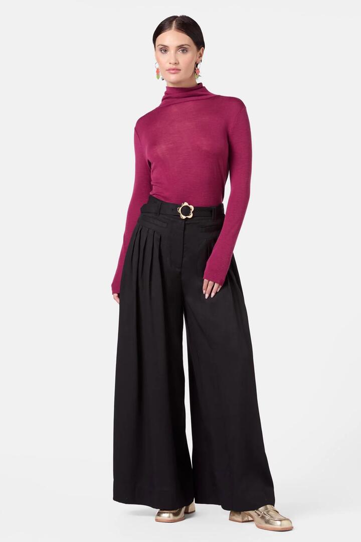 Image of a model wearing Pants. Productname: Carnaby Pleat Pant in Black colour by brand - Gorman