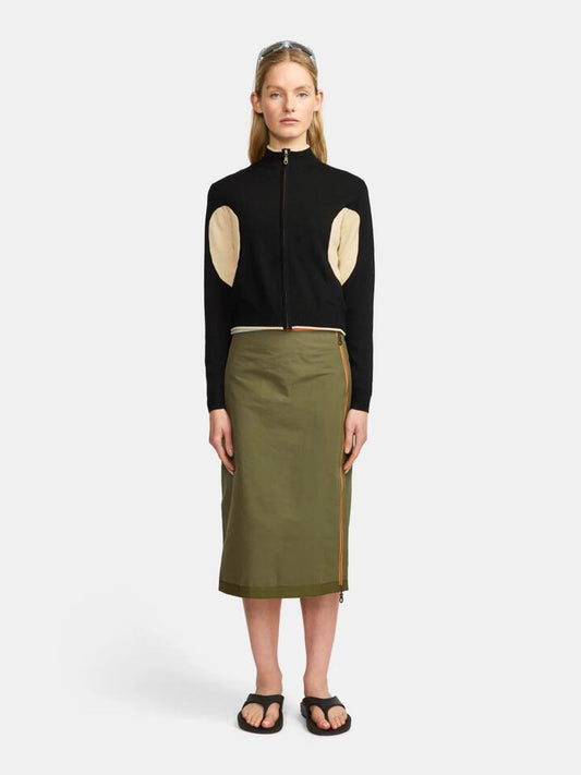 Image of a model wearing Tops. Productname: Larriet Gains Knit in Black colour by brand - Larriet